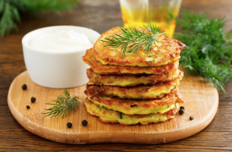Zucchini-Puffer mit Kräuterquark
