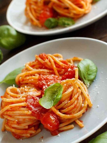 Spaghetti mit Tomaten und Basilikum