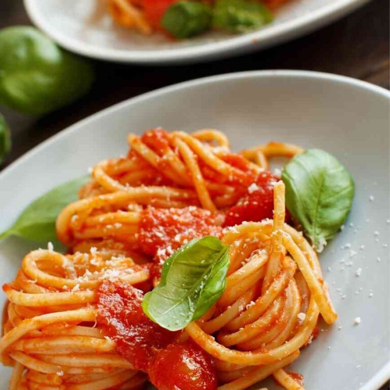Spaghetti mit Tomaten und Basilikum