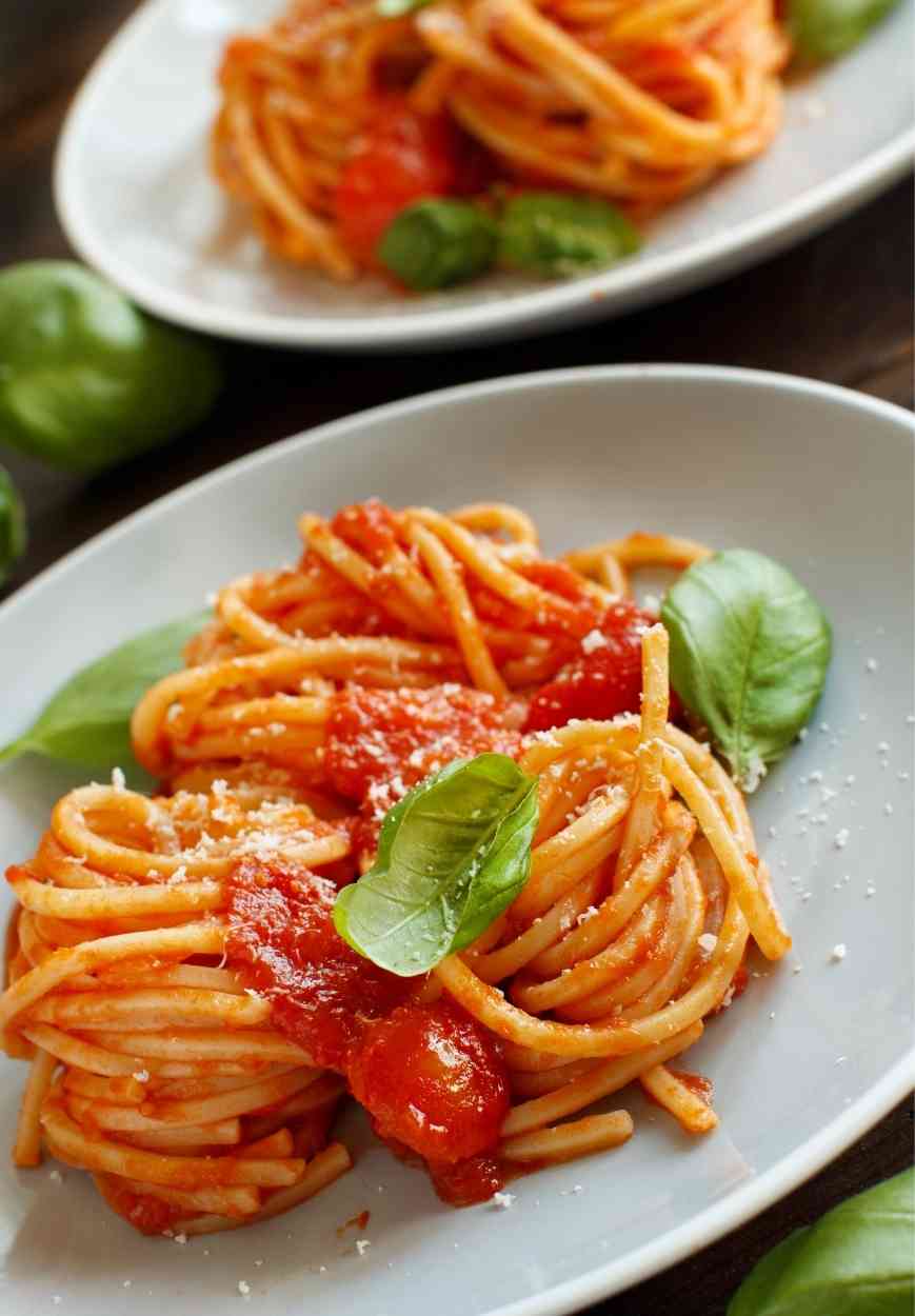 Spaghetti mit Tomaten und Basilikum