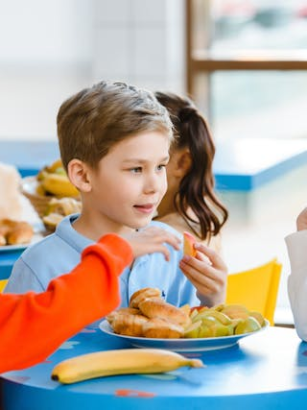 Vegetarisch essen in der Kita: Chancen und Herausforderungen