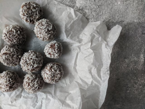 Vegane Süßigkeiten selbst gemacht: Von Energy Balls bis Schokoriegel