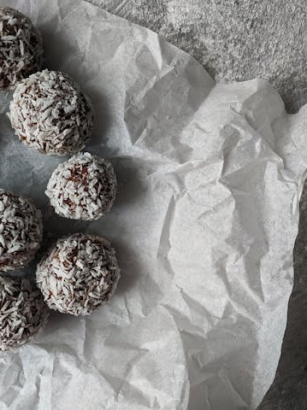 Vegane Süßigkeiten selbst gemacht: Von Energy Balls bis Schokoriegel