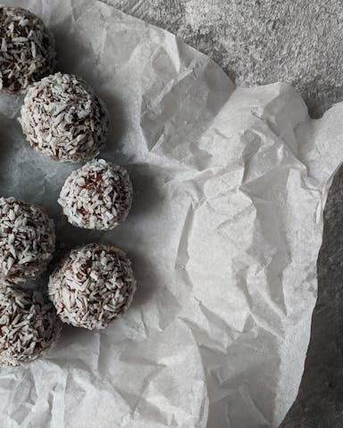 Vegane Süßigkeiten selbst gemacht: Von Energy Balls bis Schokoriegel