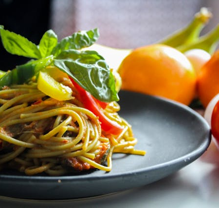 Spaghetti mit Tomaten und Basilikum