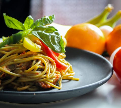 Spaghetti mit Tomaten und Basilikum