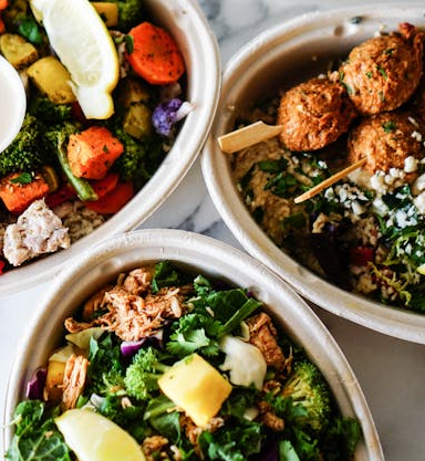 Vegane Falafel-Bowl mit Hummus & Gemüse