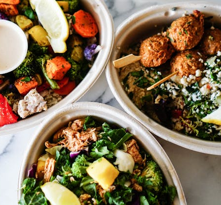 Vegane Falafel-Bowl mit Hummus & Gemüse