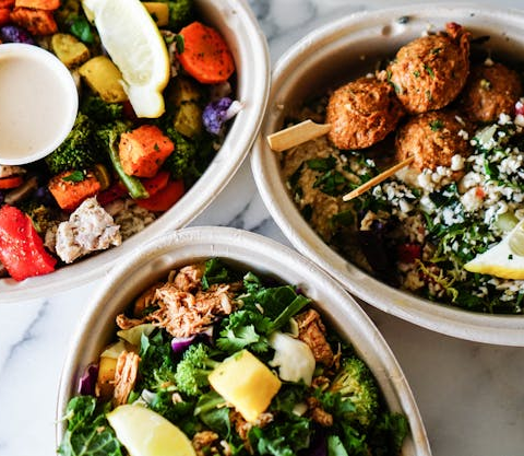 Vegane Falafel-Bowl mit Hummus & Gemüse