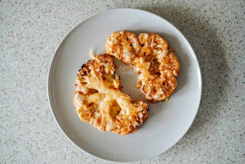 Blumenkohl-Steaks mit Kräuterquark