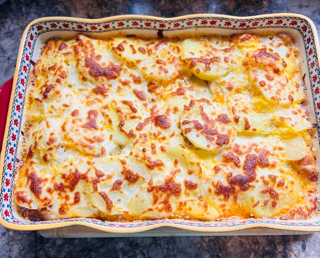 Kartoffelgratin mit Spinat und Käse