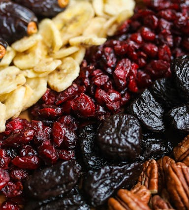 Trockenfrüchte in der vegetarischen Ernährung: Gesunde Snacks oder Zuckerfallen?