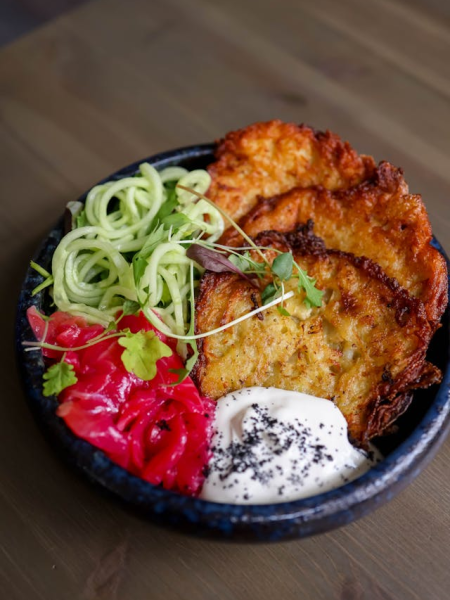 Kartoffelpuffer mit Apfelmus und Sauerrahm