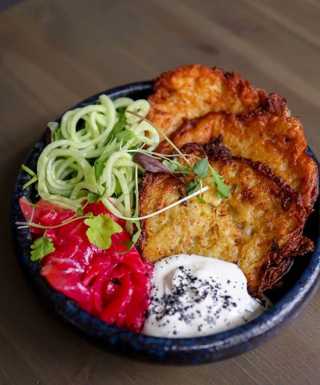 Kartoffelpuffer mit Apfelmus und Sauerrahm