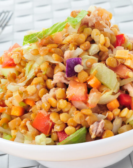 Rote-Linsen-Salat mit Gemüse und Zitronen-Dressing