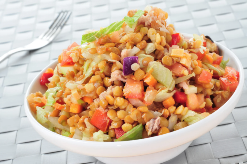 Rote-Linsen-Salat mit Gemüse und Zitronen-Dressing