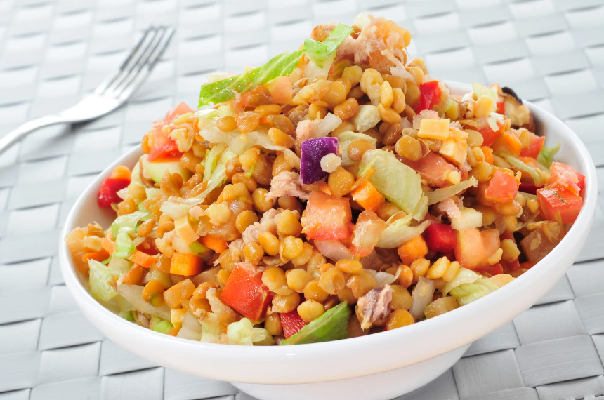 Rote-Linsen-Salat mit Gemüse und Zitronen-Dressing