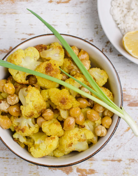 Gerösteter Blumenkohl-Salat mit Kichererbsen und Tahini-Dressing