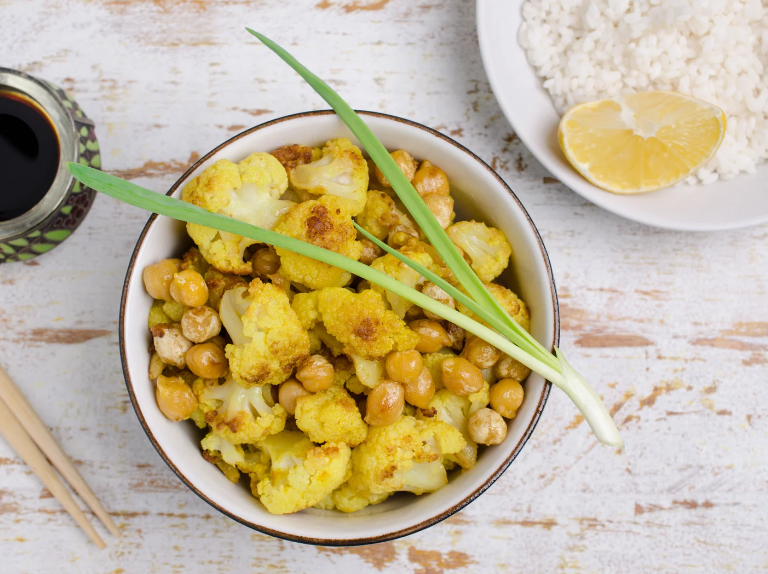 Gerösteter Blumenkohl-Salat mit Kichererbsen und Tahini-Dressing