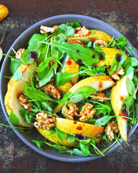 Rucola-Salat mit Birne, Walnüssen und Gorgonzola