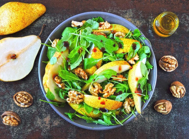 Rucola-Salat mit Birne, Walnüssen und Gorgonzola