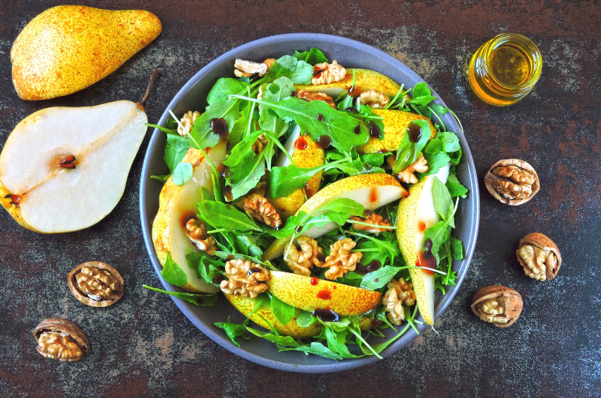 Rucola-Salat mit Birne, Walnüssen und Gorgonzola