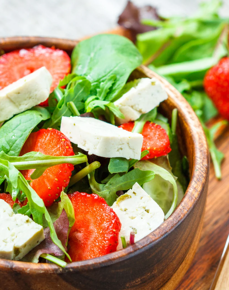 Spinatsalat mit Erdbeeren und Balsamico-Dressing