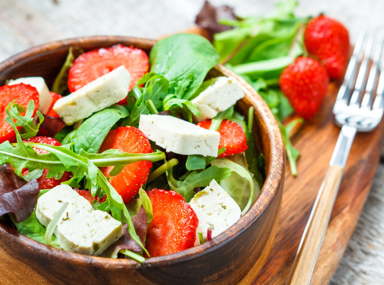 Spinatsalat mit Erdbeeren und Balsamico-Dressing
