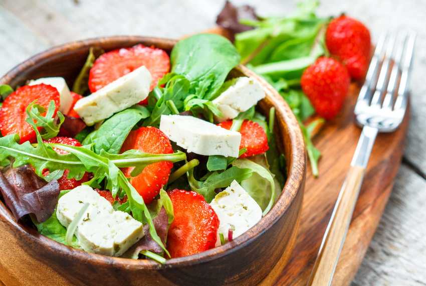 Spinatsalat mit Erdbeeren und Balsamico-Dressing