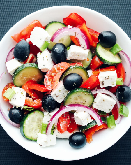Griechischer Bauernsalat mit Feta und Oliven