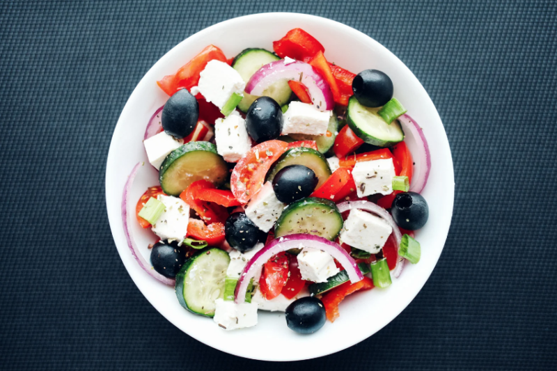 Griechischer Bauernsalat mit Feta und Oliven