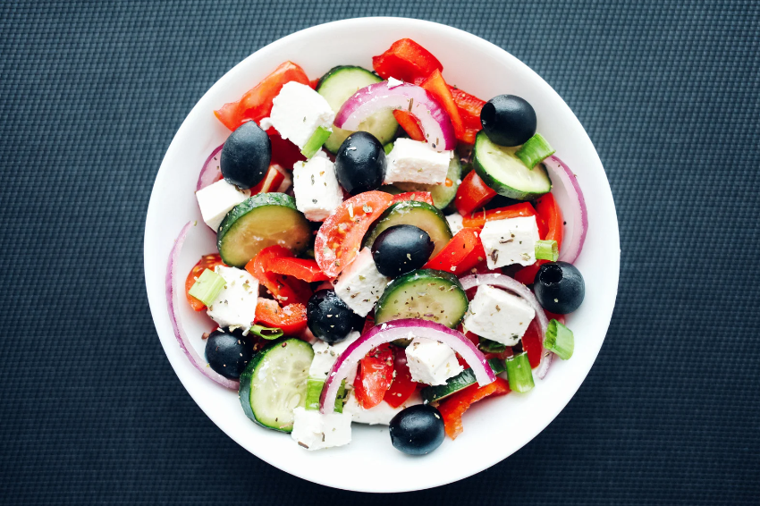 Griechischer Bauernsalat mit Feta und Oliven