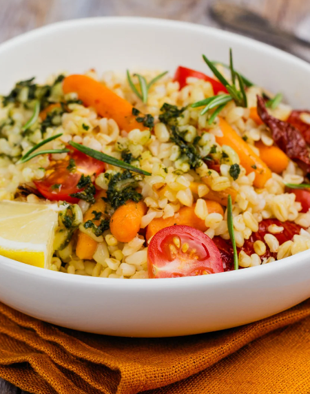Mediterraner Bulgursalat mit getrockneten Tomaten und Oliven