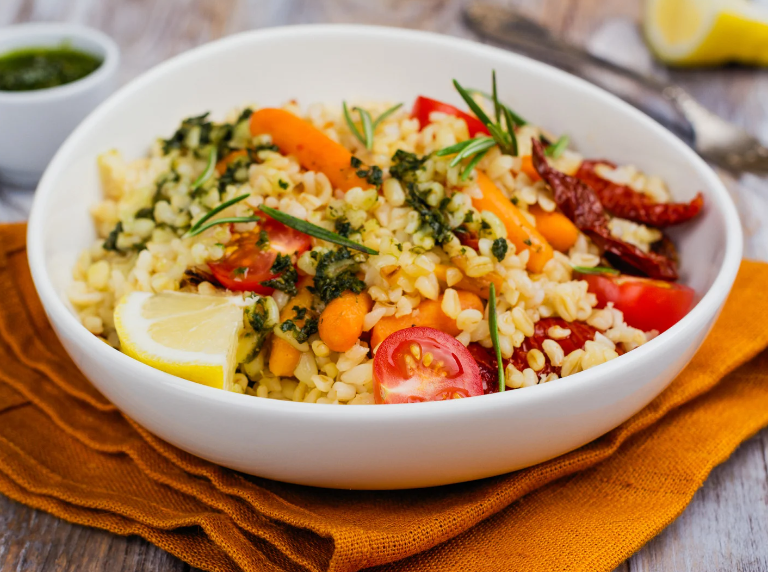 Mediterraner Bulgursalat mit getrockneten Tomaten und Oliven