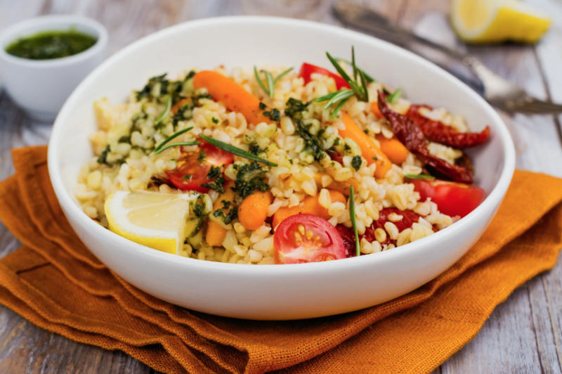 Mediterraner Bulgursalat mit getrockneten Tomaten und Oliven