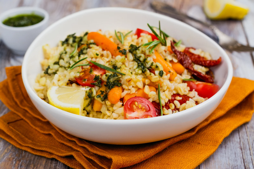 Mediterraner Bulgursalat mit getrockneten Tomaten und Oliven