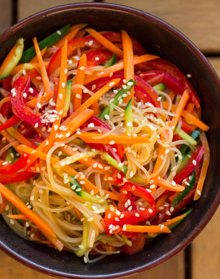 Asiatischer Glasnudelsalat mit Erdnuss-Dressing