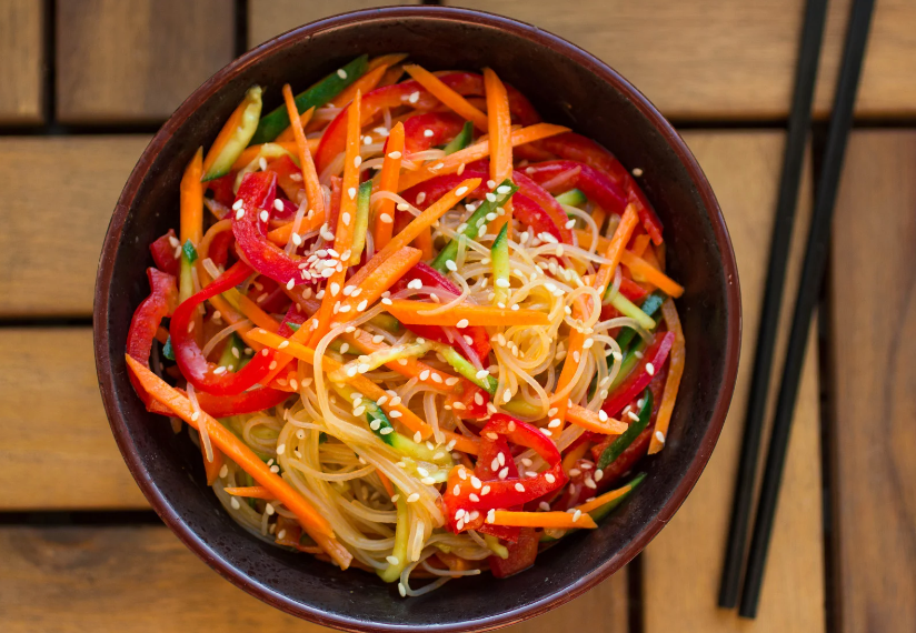 Asiatischer Glasnudelsalat mit Erdnuss-Dressing