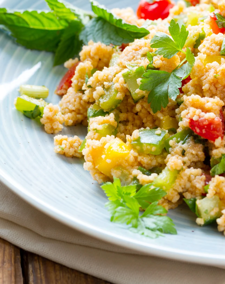 Bunter Couscous-Salat mit Kichererbsen und Granatapfel