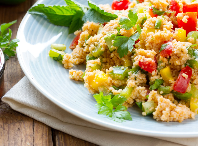 Bunter Couscous-Salat mit Kichererbsen und Granatapfel
