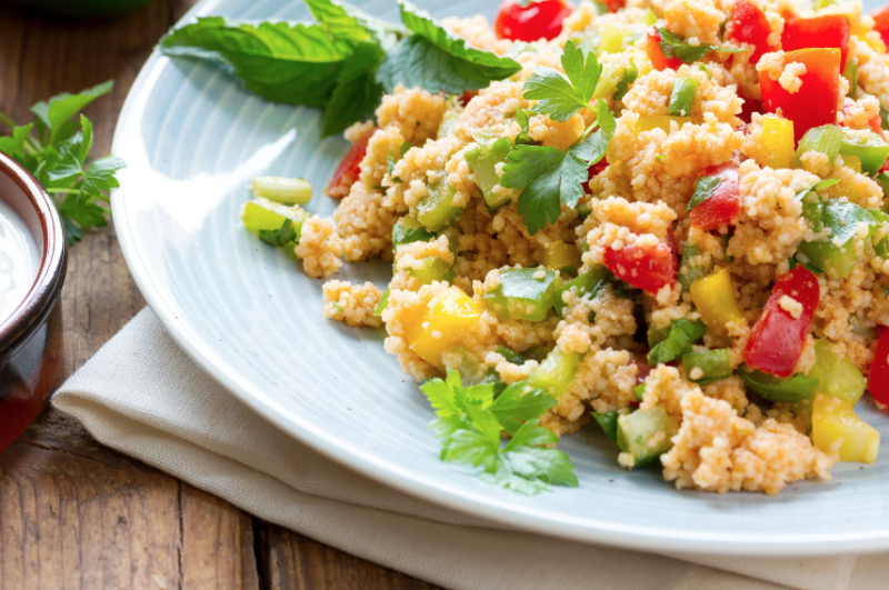 Bunter Couscous-Salat mit Kichererbsen und Granatapfel