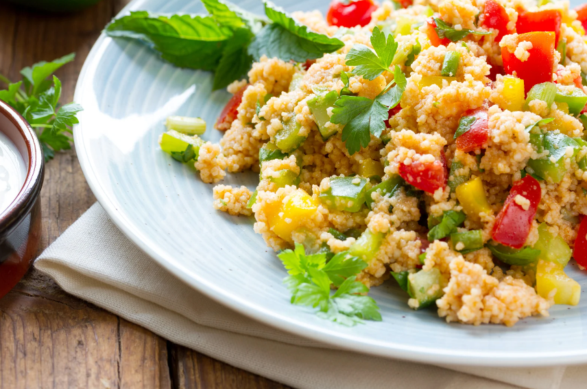 Bunter Couscous-Salat mit Kichererbsen und Granatapfel