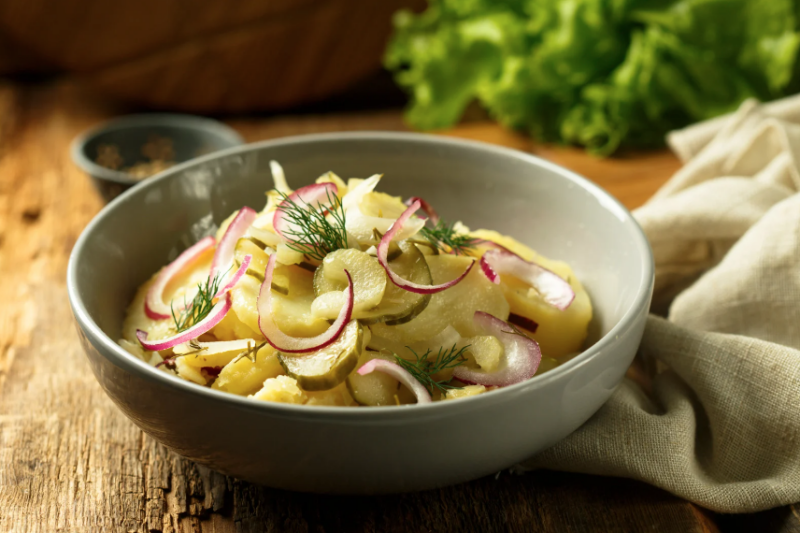 Kartoffelsalat mit Kräutern und Senf-Vinaigrette