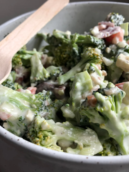 Brokkoli-Salat mit Sonnenblumenkernen und Joghurt-Dressing