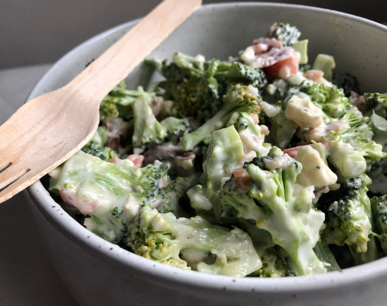 Brokkoli-Salat mit Sonnenblumenkernen und Joghurt-Dressing
