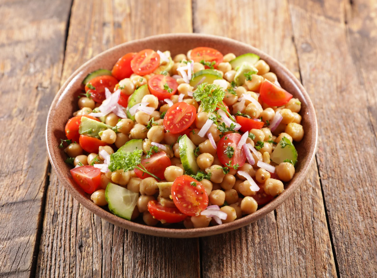 Kichererbsen-Salat mit Avocado und Limette