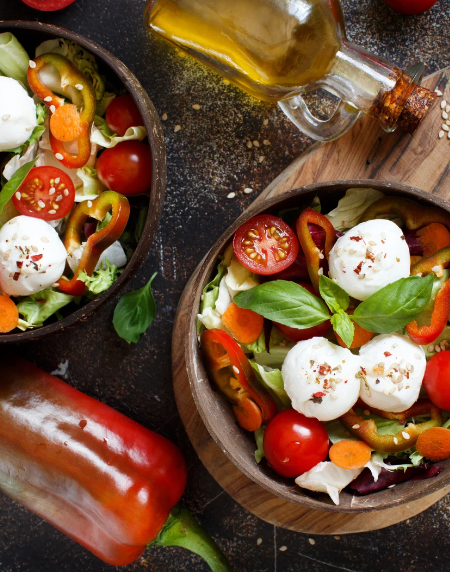 Italienischer Nudelsalat mit Mozzarella und Basilikum