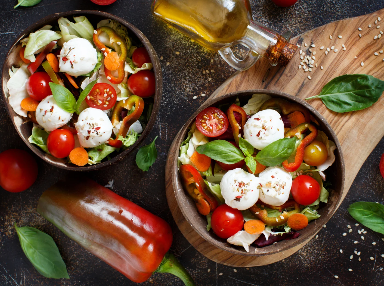 Italienischer Nudelsalat mit Mozzarella und Basilikum