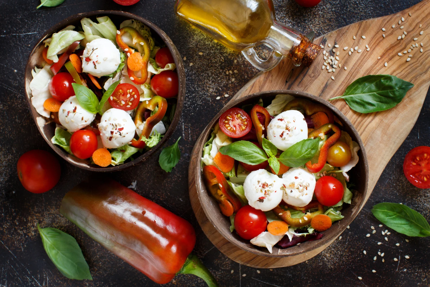 Italienischer Nudelsalat mit Mozzarella und Basilikum