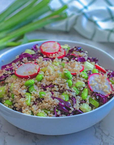 Quinoa-Salat mit Mango und Edamame